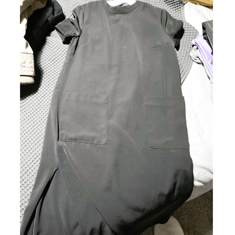 Long black dress with a slit and pockets